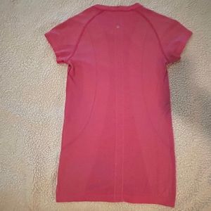 Women’s Lululemon short sleeve shirt